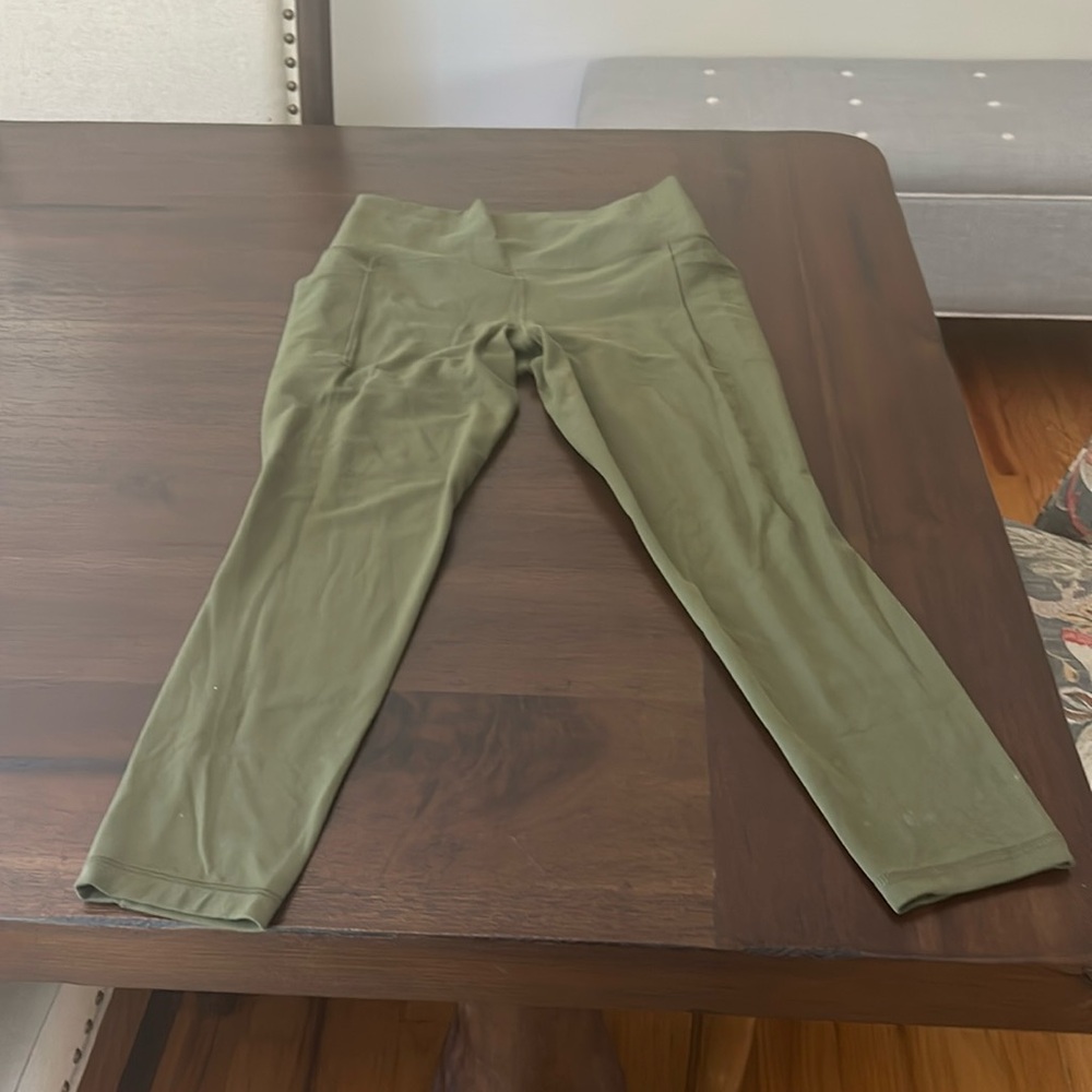 EUC salutation 7/8 Athleta with side pockets Small